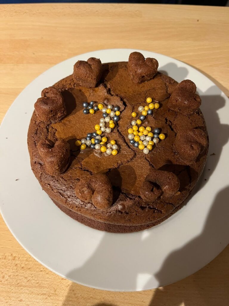 Bin nicht der größte Bäcker aber es gab einen kleinen saftigen Geburtstags-Schokokuchen für meine Freundin mit Mini-Muffins als Deko