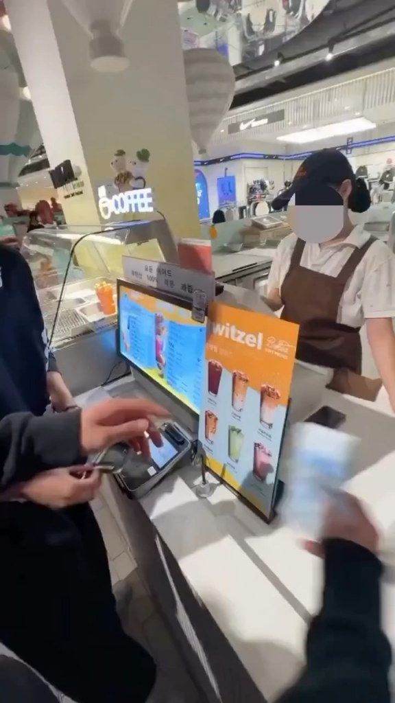 Männliche Studenten sorgten für Kontroversen, als sie Teilzeitbeschäftigten in einem Café in Namyangju Bargeld zuwarfen. Sie sagen, dass es sich bei dieser Tat um eine „coole Bezahlung“ handelte, und haben sogar ein Video davon gedreht.