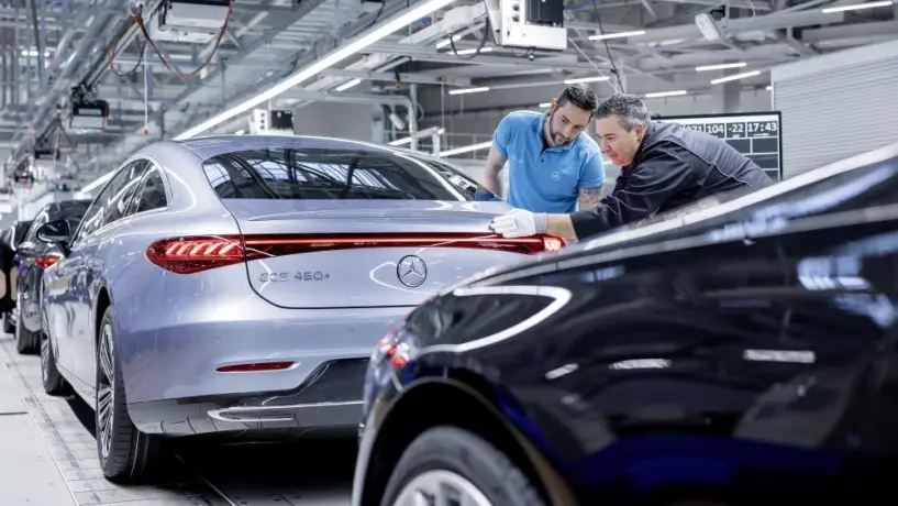 Bei E-Autoherstellern wie Mercedes sorgt die anhaltend hohe Nachfrage nach E-Autos für längere Lieferzeiten