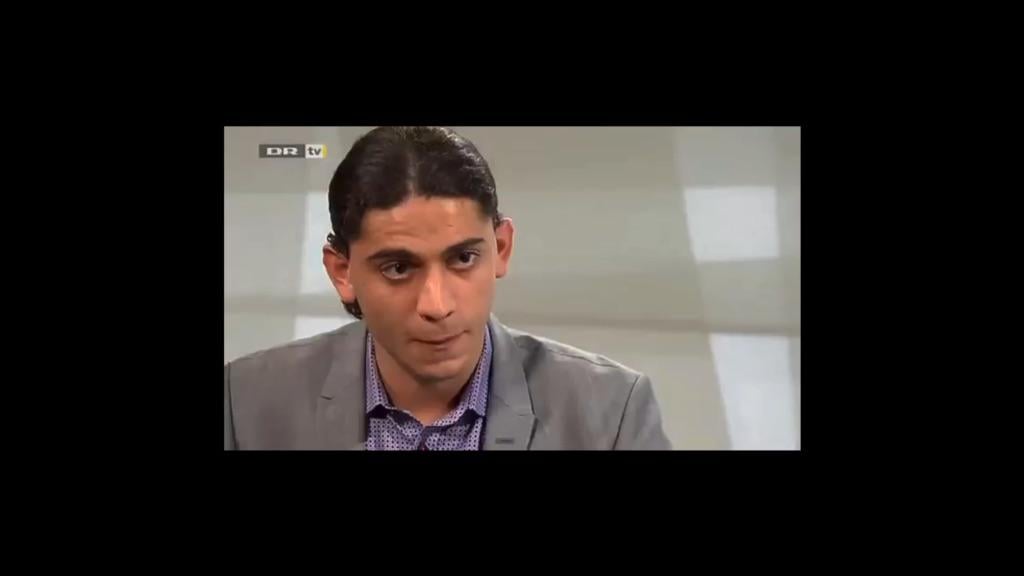 Yahya Hassan hat es bereits im Jahr 2015 vorhergesagt. Sehen Sie sich seine Sicht auf Højskolen auf TV 2 im Jahr 2026 an. Er war seiner Zeit weit voraus.