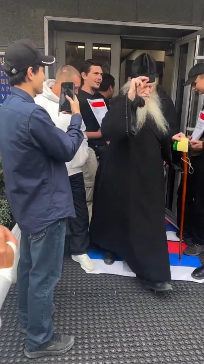Die Priester des Moskauer Patriarchats aus dem Kiewer Höhlenkloster erhalten den Empfang, den sie verdienen, als sie heute den Gerichtssaal verlassen. 🇺🇦