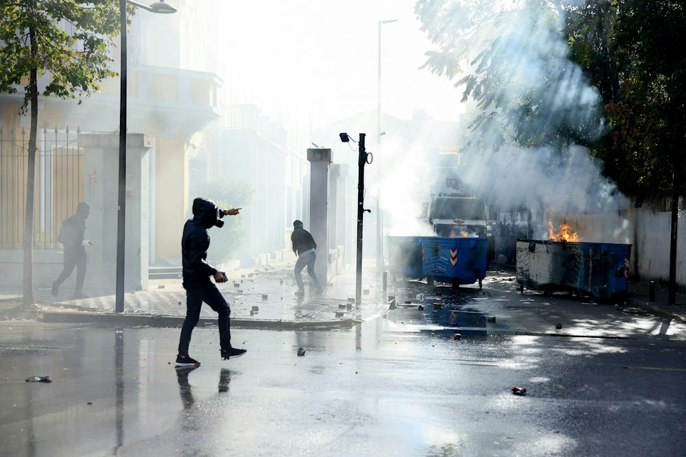 In Tirana kam es bei Protesten teilweise zu Gewalt, Demonstrierende bewarfen Polizisten mit Steinen.