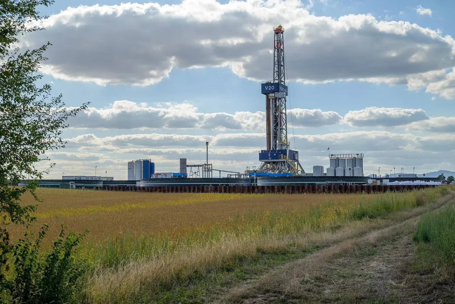 Gas durch Geothermie ersetzen: 30 Standorte in Europa Bohrturm des Geothermie-Projekts Lionheart von Vulcan Energy auf dem Bohrplatz Schleidberg bei Insheim in der Pfalz