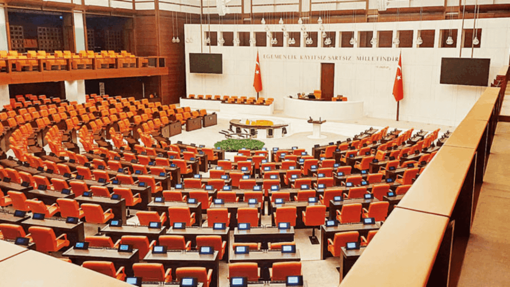 Die Große Türkische Nationalversammlung, die zusammentrat, um die Vorschläge der Oppositionsparteien zur Finanzierungskrise zu diskutieren, wurde geschlossen, weil AKP-Abgeordnete nicht zur Generalversammlung erschienen. Die Große Türkische Nationalversammlung, die zusammentrat, um die Vorschläge der Oppositionsparteien zur Finanzierungskrise zu diskutieren, wurde geschlossen, weil AKP-Abgeordnete nicht zur Generalversammlung erschienen.
