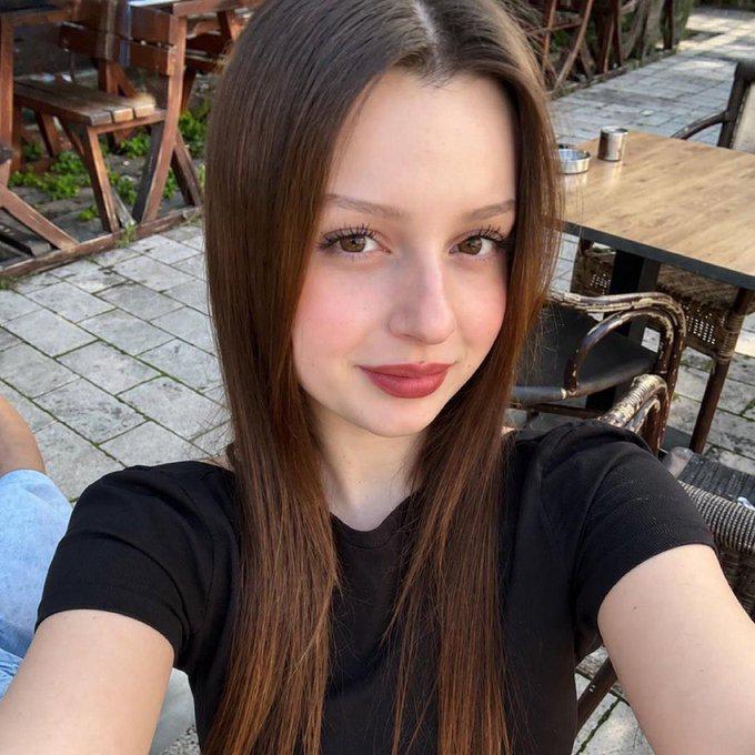 NSFW | In Bursa wurde die 18-jährige Gökçe Alkan von ihrem 24-jährigen Liebhaber getötet, indem er ihr die Kehle durchschnitt. Nach dem Mord kehrte der Mörder zu Fuß in die Nachbarschaft zurück und sagte, er habe seine Freundin getötet. Anschließend ging der Mörder zur Polizeiwache und stellte sich. Eine Untersuchung des Vorfalls wurde eingeleitet.