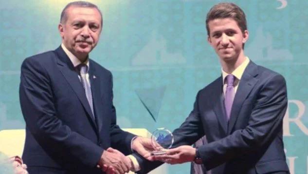 Özgür Özel gab bekannt, dass auch die Investmentgesellschaft von Tayyip Erdoğans Neffen Üsame Erdoğan für den Jahrhundertraub genutzt wurde: „Sie haben das Geld aus den Aktien von BinBin, der Firma von Erdoğans Neffen, gestohlen.“